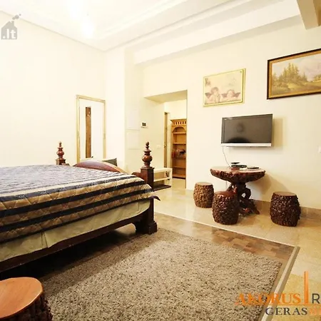 Luxury In Downtown Central דירה *